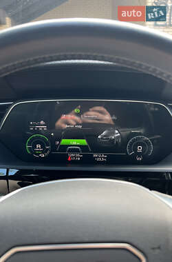 Позашляховик / Кросовер Audi e-tron 2020 в 