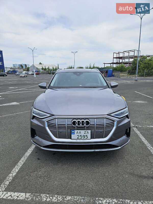 Позашляховик / Кросовер Audi e-tron 2019 в 