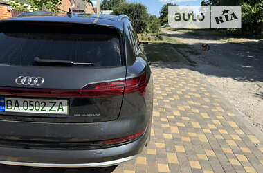 Позашляховик / Кросовер Audi e-tron 2019 в 