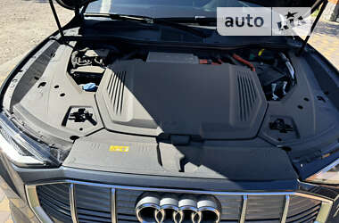 Позашляховик / Кросовер Audi e-tron 2019 в 