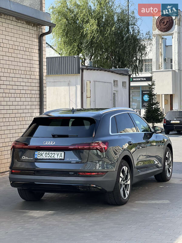 Позашляховик / Кросовер Audi e-tron 2020 в Вараші