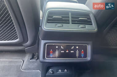 Позашляховик / Кросовер Audi e-tron 2022 в 