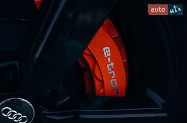 Позашляховик / Кросовер Audi e-tron 2019 в 