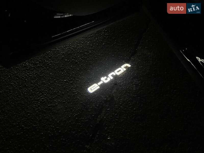 Позашляховик / Кросовер Audi e-tron 2021 в Києві