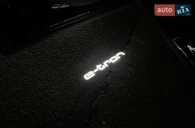 Внедорожник / Кроссовер Audi e-tron 2021 в 