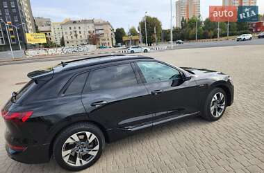 Внедорожник / Кроссовер Audi e-tron 2021 в 