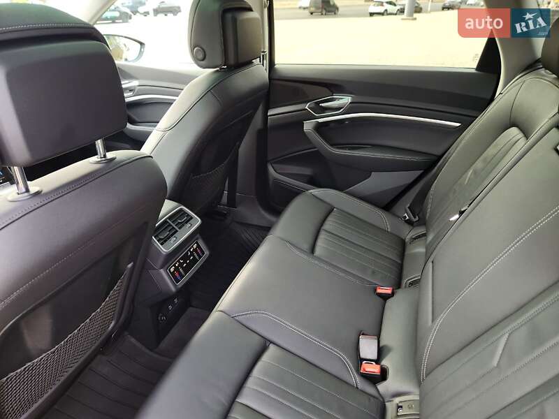 Позашляховик / Кросовер Audi e-tron 2021 в Києві фото 68 Позашляховик / Кросовер Audi e-tron 2021 в Києві