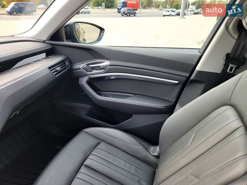 Позашляховик / Кросовер Audi e-tron 2021 в Києві фото 70 Позашляховик / Кросовер Audi e-tron 2021 в Києві