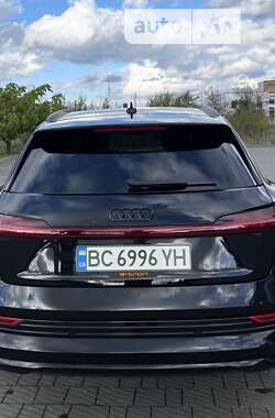 Позашляховик / Кросовер Audi e-tron 2022 в 