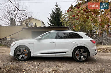 Внедорожник / Кроссовер Audi e-tron 2022 в 