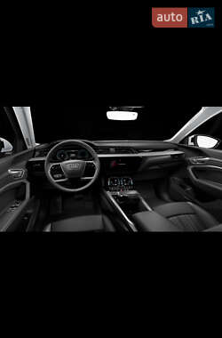 Внедорожник / Кроссовер Audi e-tron 2022 в 