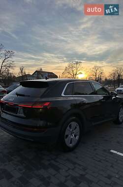 Внедорожник / Кроссовер Audi e-tron 2021 в 