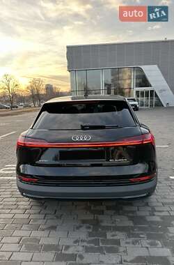 Внедорожник / Кроссовер Audi e-tron 2021 в 
