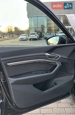 Внедорожник / Кроссовер Audi e-tron 2021 в 