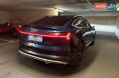 Позашляховик / Кросовер Audi e-tron 2021 в 