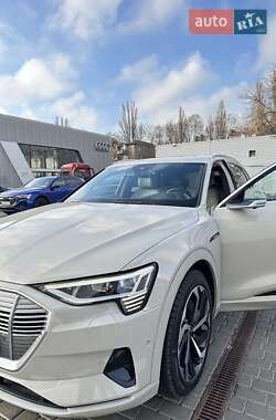 Внедорожник / Кроссовер Audi e-tron 2019 в 