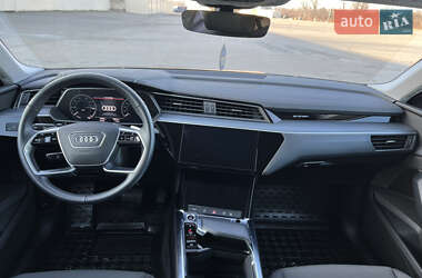 Внедорожник / Кроссовер Audi e-tron 2022 в 