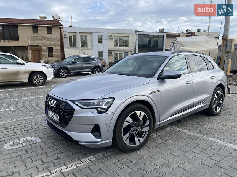 Позашляховик / Кросовер Audi e-tron 2021 в 