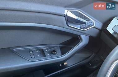Позашляховик / Кросовер Audi e-tron 2022 в 