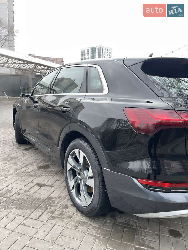 Позашляховик / Кросовер Audi e-tron 2019 в Дніпрі