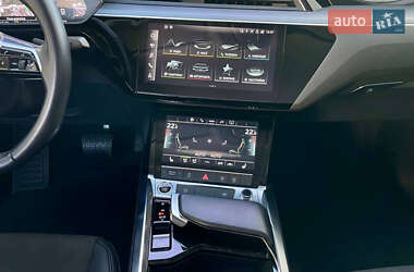 Позашляховик / Кросовер Audi e-tron 2022 в 