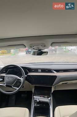 Позашляховик / Кросовер Audi e-tron 2022 в 