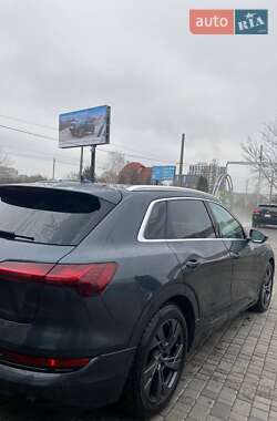 Позашляховик / Кросовер Audi e-tron 2022 в 