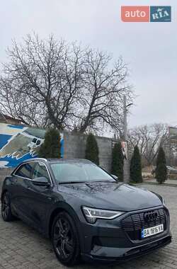 Позашляховик / Кросовер Audi e-tron 2022 в 