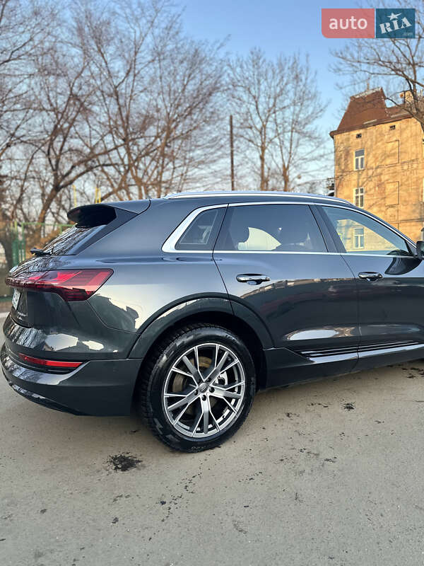 Внедорожник / Кроссовер Audi e-tron 2019 в 