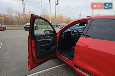 Позашляховик / Кросовер Audi e-tron 2021 в 