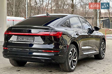 Позашляховик / Кросовер Audi e-tron 2022 в 
