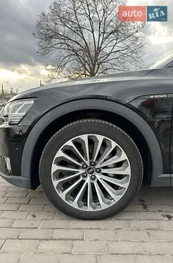 Внедорожник / Кроссовер Audi e-tron 2021 в 