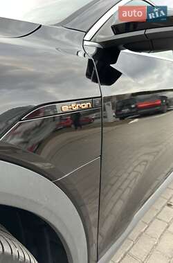 Внедорожник / Кроссовер Audi e-tron 2021 в 