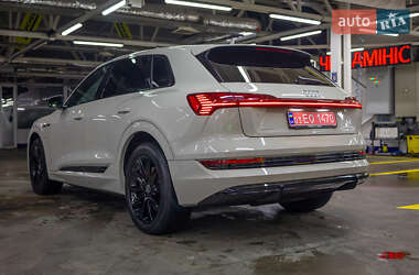 Позашляховик / Кросовер Audi e-tron 2021 в 
