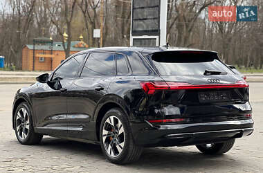 Внедорожник / Кроссовер Audi e-tron 2022 в 