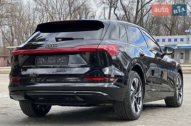 Внедорожник / Кроссовер Audi e-tron 2022 в 