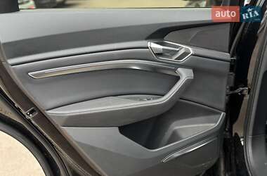 Внедорожник / Кроссовер Audi e-tron 2022 в 