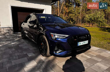 Позашляховик / Кросовер Audi e-tron 2022 в 