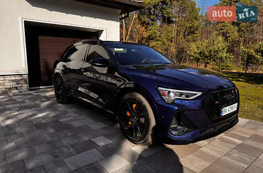 Позашляховик / Кросовер Audi e-tron 2022 в 