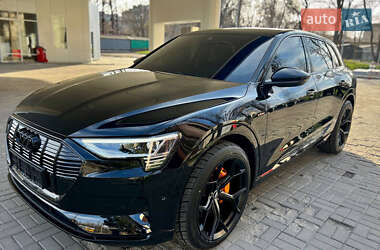 Внедорожник / Кроссовер Audi e-tron 2022 в 