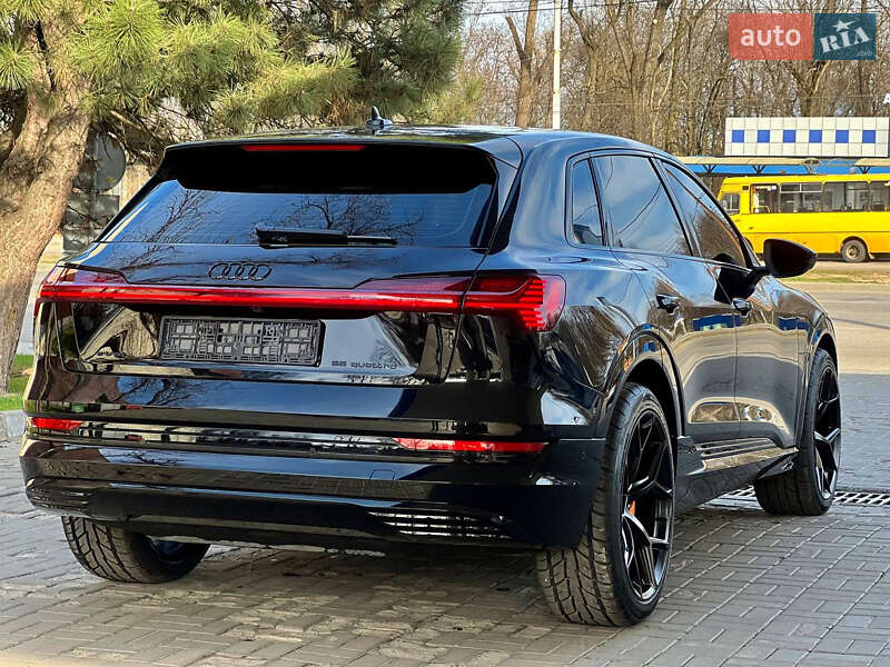 Позашляховик / Кросовер Audi e-tron 2022 в Дніпрі