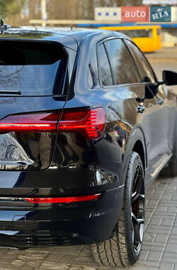 Внедорожник / Кроссовер Audi e-tron 2022 в 