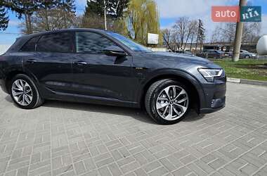 Внедорожник / Кроссовер Audi e-tron 2022 в 