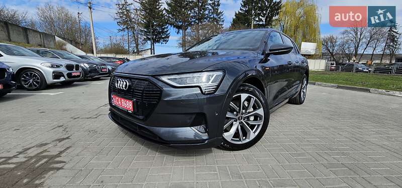 Внедорожник / Кроссовер Audi e-tron 2022 в 