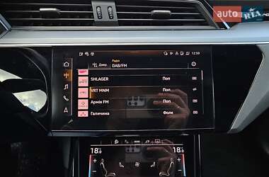 Внедорожник / Кроссовер Audi e-tron 2022 в 