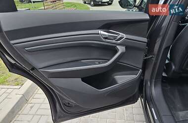 Внедорожник / Кроссовер Audi e-tron 2022 в 
