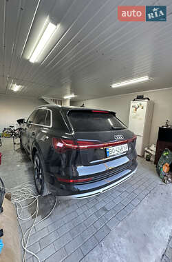 Внедорожник / Кроссовер Audi e-tron 2021 в 
