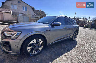 Позашляховик / Кросовер Audi e-tron 2021 в 