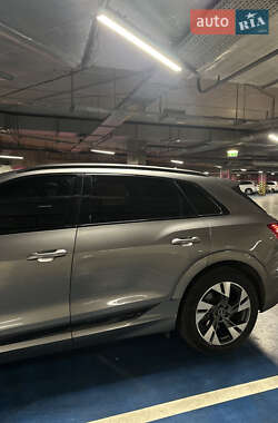 Позашляховик / Кросовер Audi e-tron 2021 в 