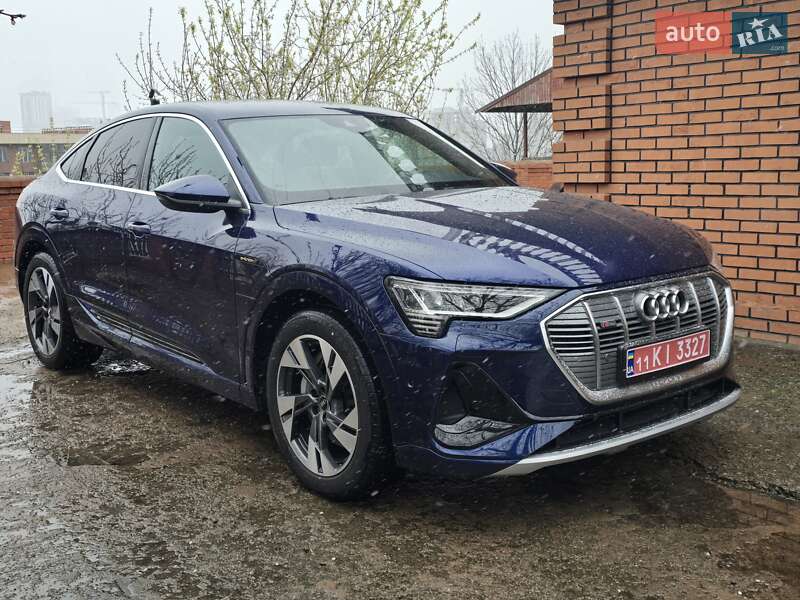 Внедорожник / Кроссовер Audi e-tron 2022 в 